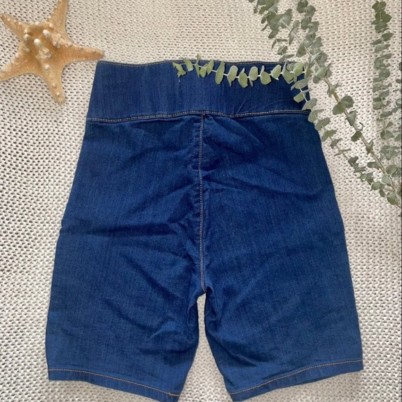 Shorts - Picture 3 of 3